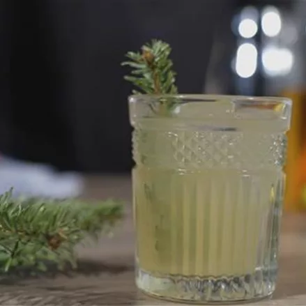 Weihnachten: Ein Cocktail mit Tannennadeln