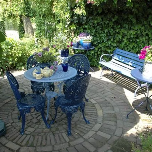 Einladende Sitzplätze machen Garten zur Oase