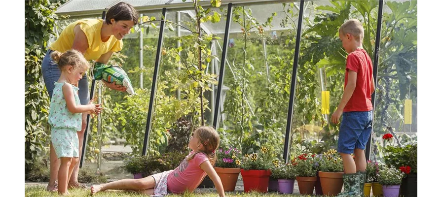 Gewächshaus Frau mit 3 Kindern