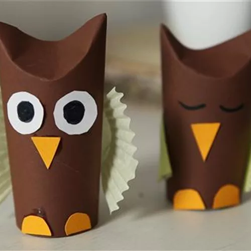 Eulen aus Papierrollen basteln