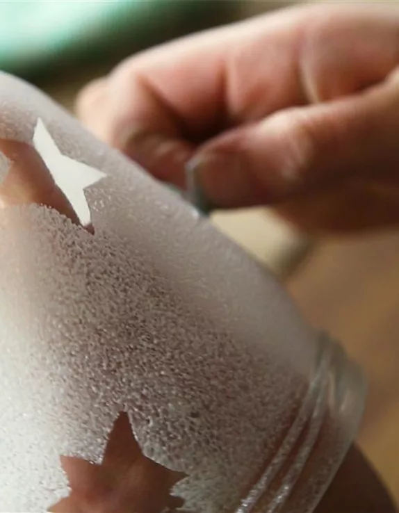 Windlichter mit Schnee