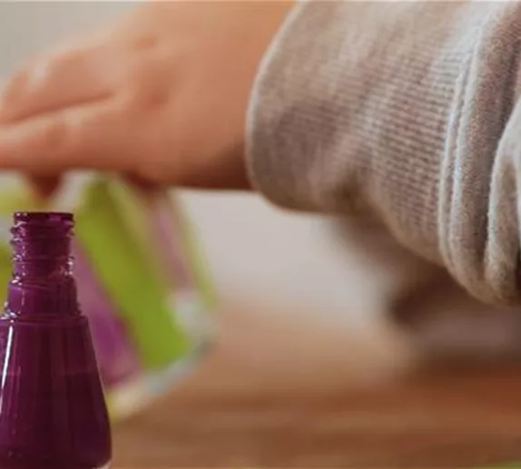 Bunte Ostergläser mit Nagellack