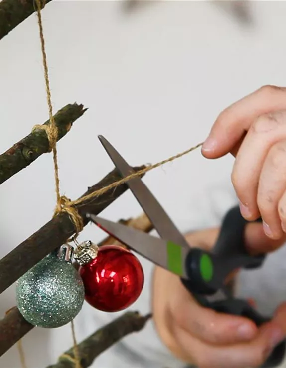 Ein Weihnachtsbaum aus Ästen