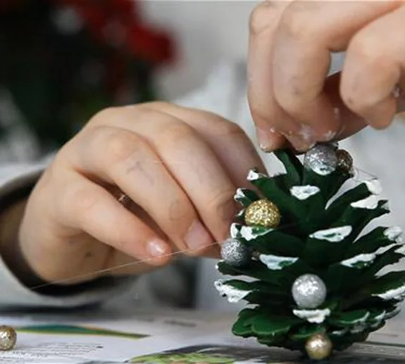 Tannenbäume aus Tannenzapfen basteln