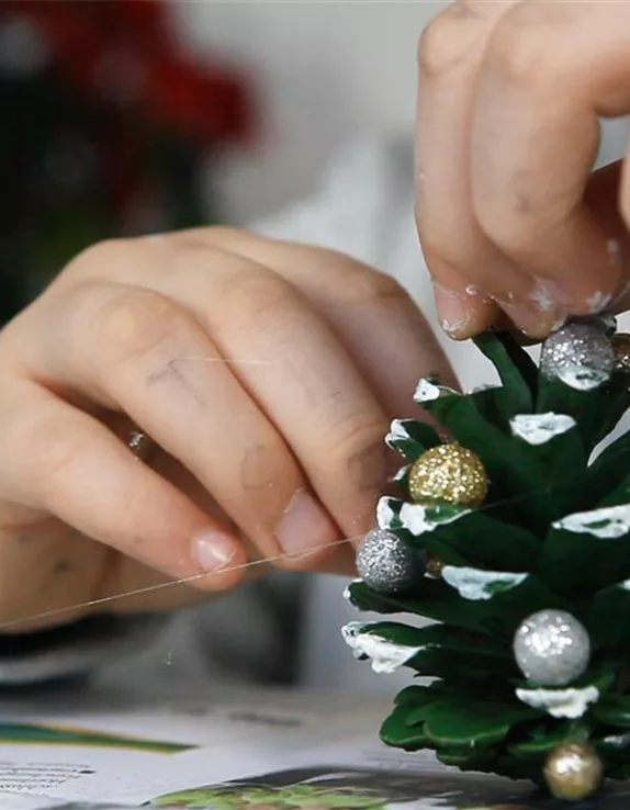 Tannenbäume aus Tannenzapfen basteln