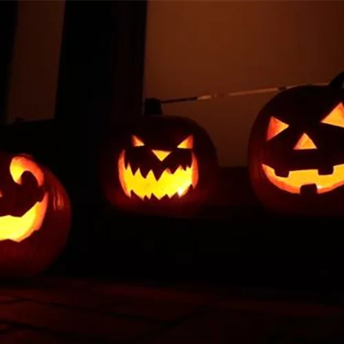 Einen Halloweenkürbis schnitzen Einen Halloweenkürbis schnitzen