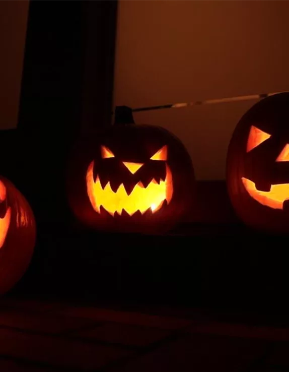 Einen Halloweenkürbis schnitzen Einen Halloweenkürbis schnitzen