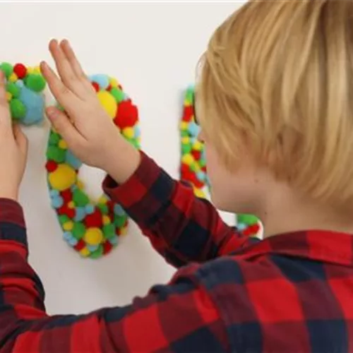 Namensschilder mit Bommeln basteln