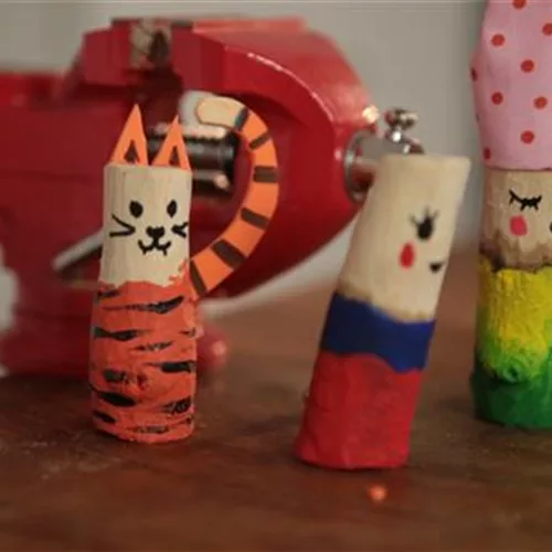 Kleine Holzfiguren schnitzen