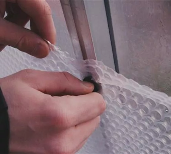 Das Gewächshaus mit Noppenfolie isolieren - Winterschutz