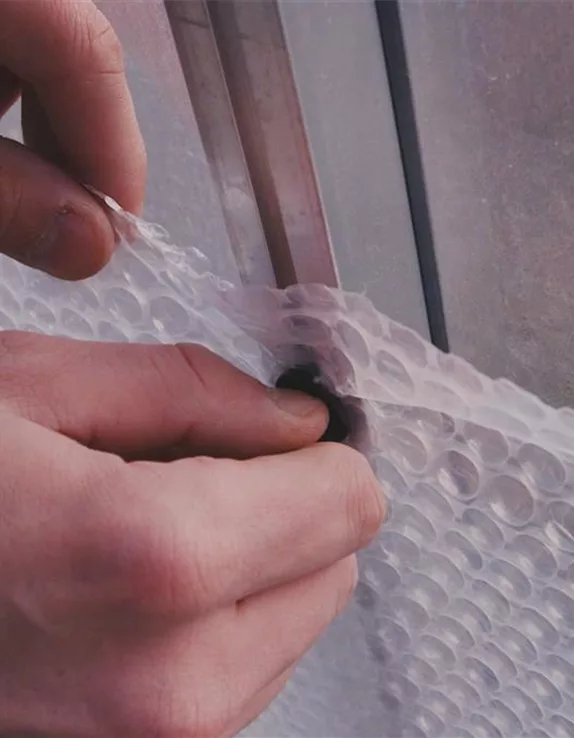 Das Gewächshaus mit Noppenfolie isolieren - Winterschutz